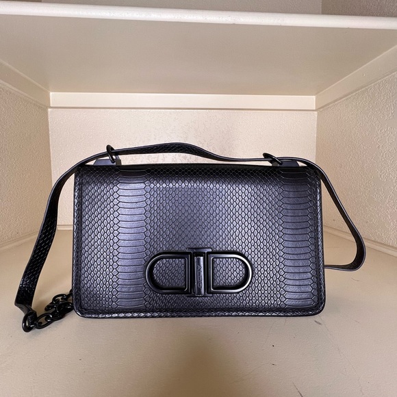 Snake-like aesthetic makes this handbag design a standout among the crowd! - Picture 4 of 14